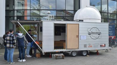 Tiny Observatorium vor dem Uni-Hörsaalzentrum