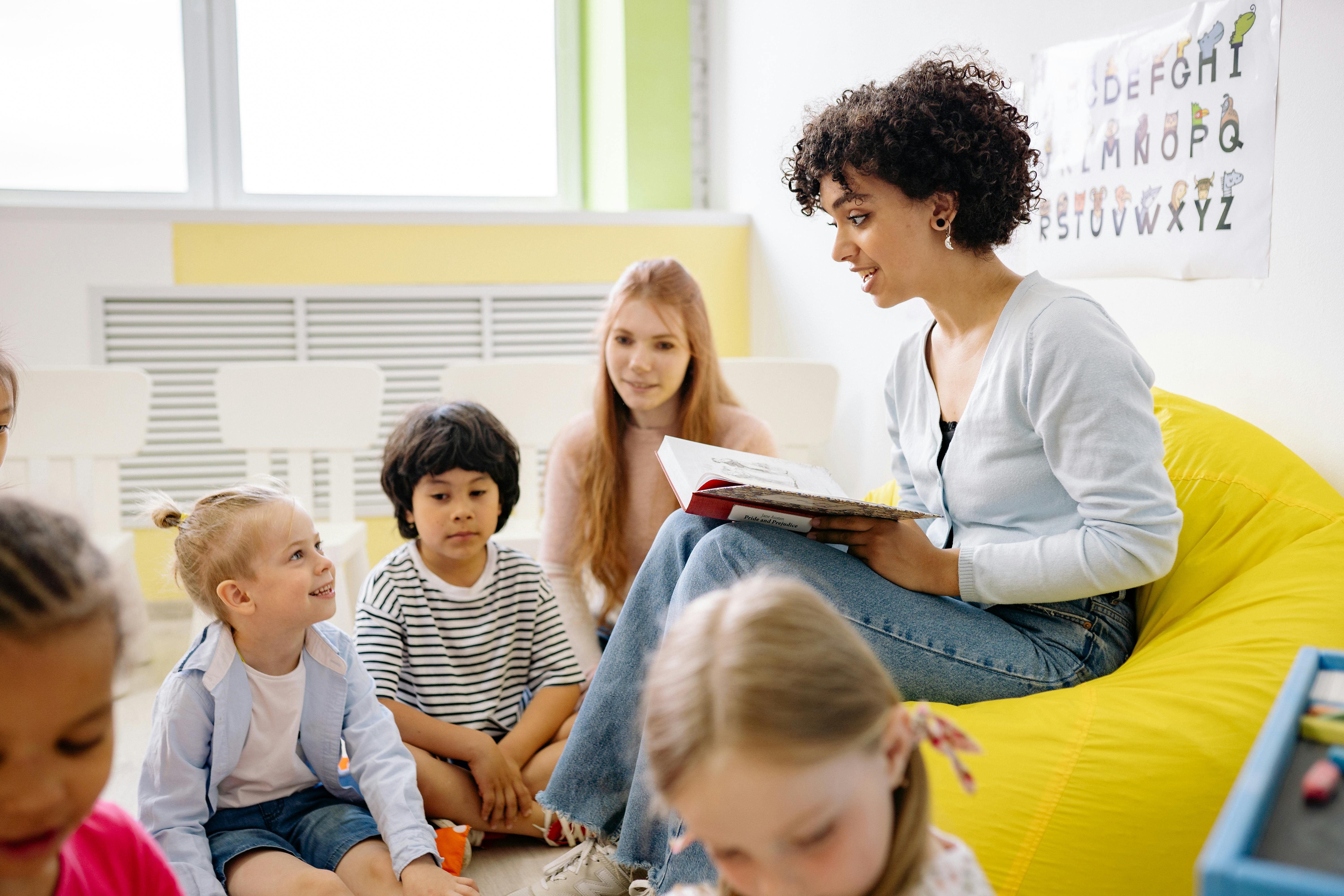 Foto Pädagogin liest Kindern vor